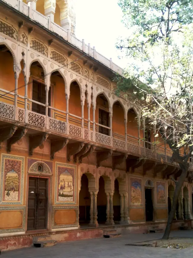 বরসানার গলিতে কারুকাজ করা হাভেলি