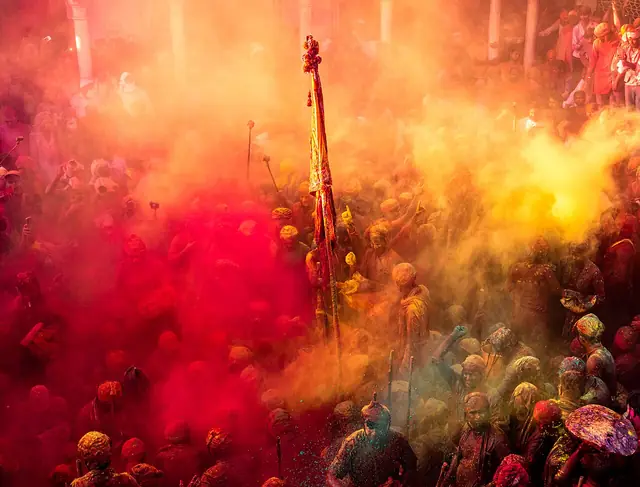 ব্রজের হোলি, কাছ থেকে