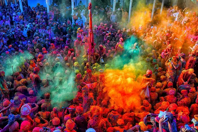 নন্দগাঁওয়ে ভিড়ের উপর আবির