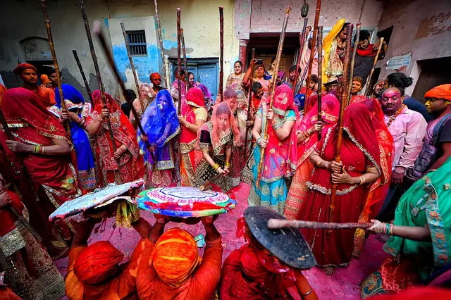 বরসানার লাঠমার হোলি: লাঠি উঁচু, ঢাল উঁচু