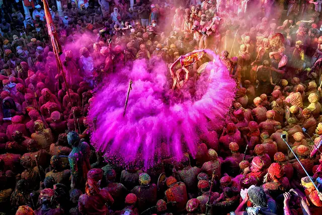 আবিরে গোলাপি ঘুরন্ত ঘাগরা, নন্দগাঁও