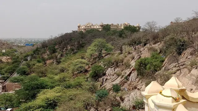 পাহাড়ের ঢালে রাধা কুশল বিহারী মন্দির