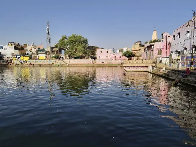 রাধাকুণ্ড ও শ্যামকুণ্ড, ১৮ কিমি দূরে