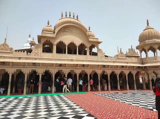 ভানুগড়ে শ্রীজির উঠোন, পাহাড়ের চূড়ায়