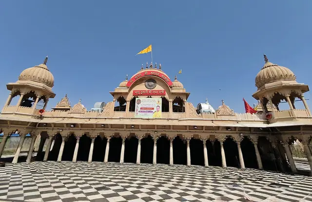 শ্রী রাধারানী মন্দিরের সামনের দিক