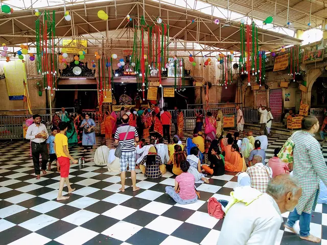 মন্দিরের ভিতরে দর্শনের অপেক্ষা